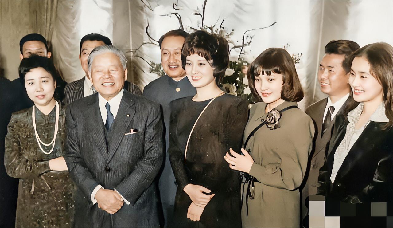 1979年，中国电影代表团访日合影。代表团的到访掀起“中国美人旋风”，陈冲、张金