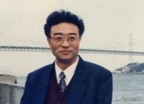 他名叫刘铁骑，是大贪官刘青山的儿子，父亲在1952年被枪毙的时候，刘铁骑才6岁，