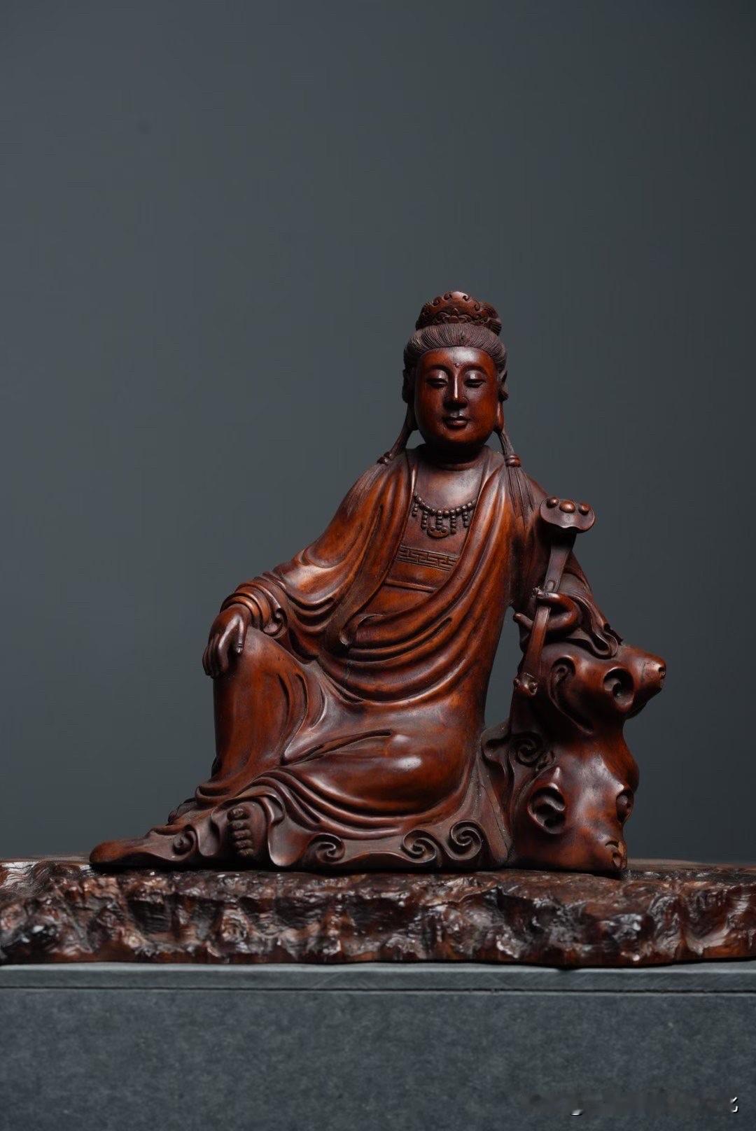 有些观音像，一眼看的是工。
有些观音像，看久了，留下的是“静”。

这尊黄杨木《