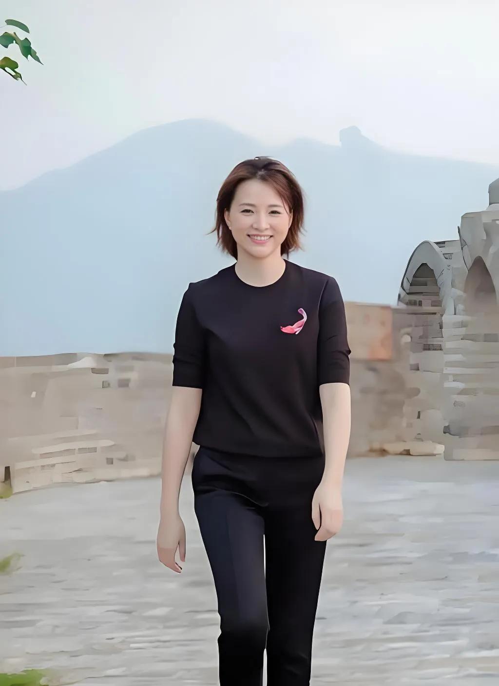 你如何评价主持人董卿董卿啊，那可是主持界的“宝藏姐姐”！站在台上，气场两米八，一