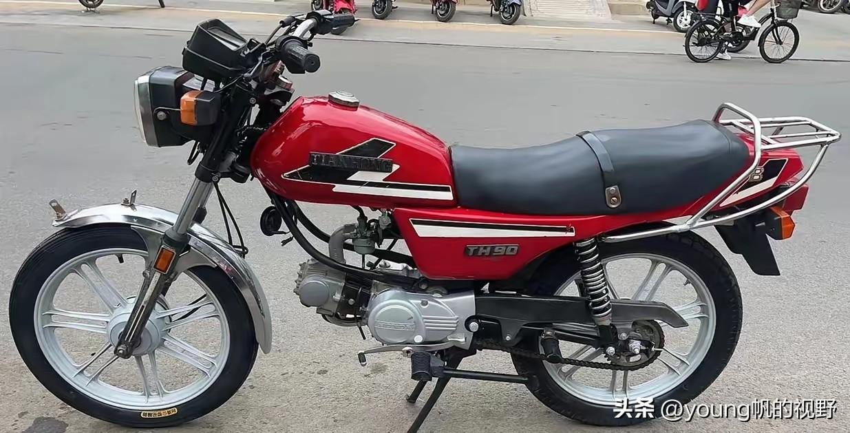 在私家车尚未普及到大众家庭的年代，摩托车是人们出行的重要工具。那时的人们工资收入