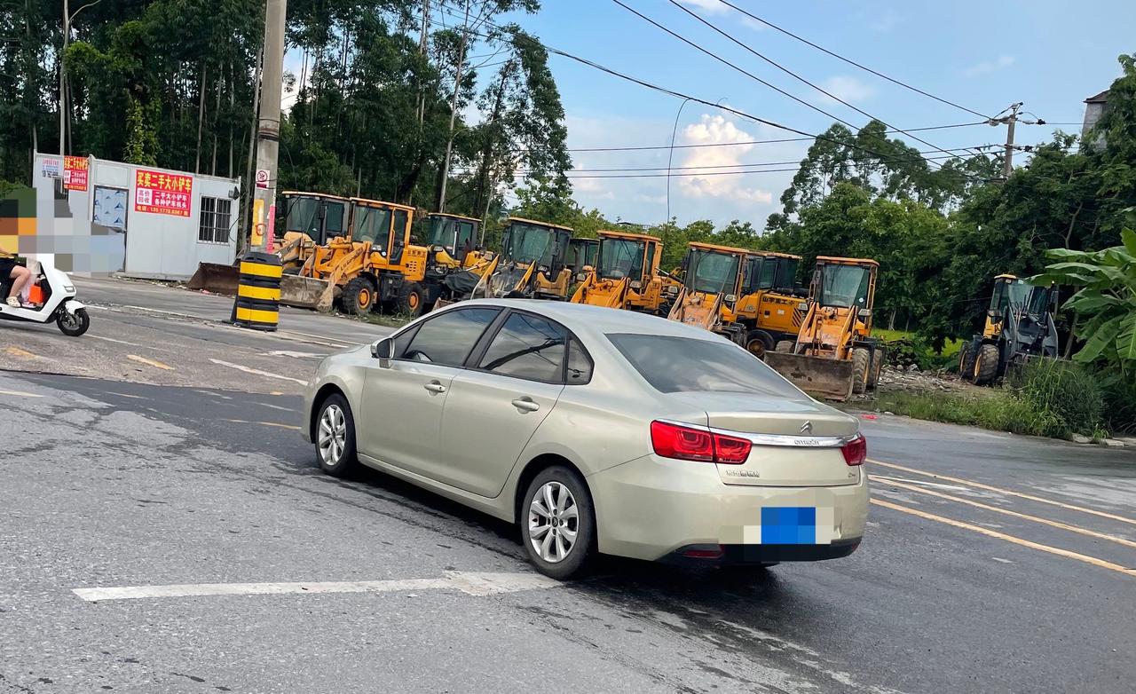 【玉林玉石鹏垌路口汽车闯红灯行驶有多少】

7月10日，网友爆料称：路过玉林市玉