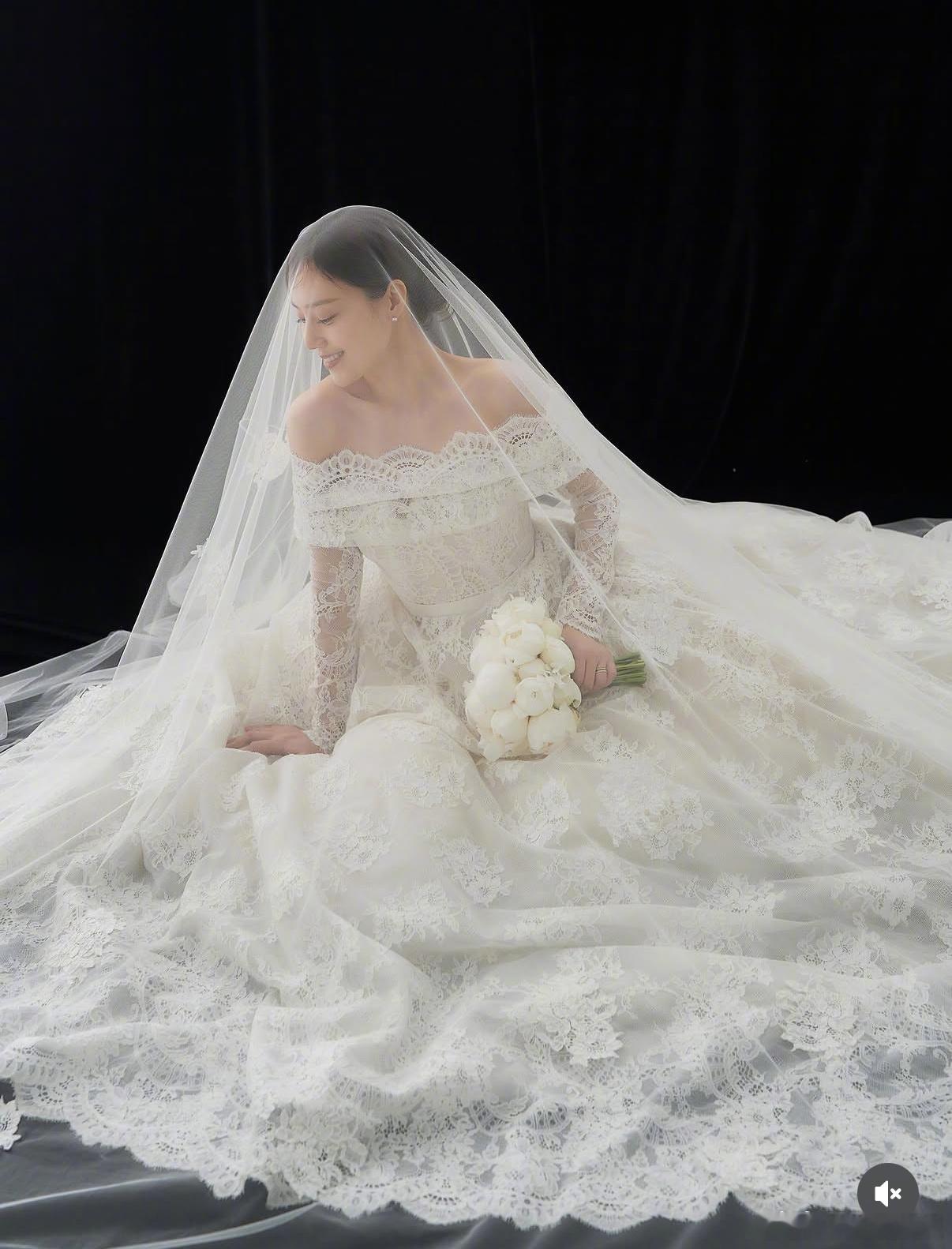 文彩元婚纱照 6月2日，文彩元在ins晒出婚纱照，蕾丝抹胸款式，持花灿笑，侧颜完