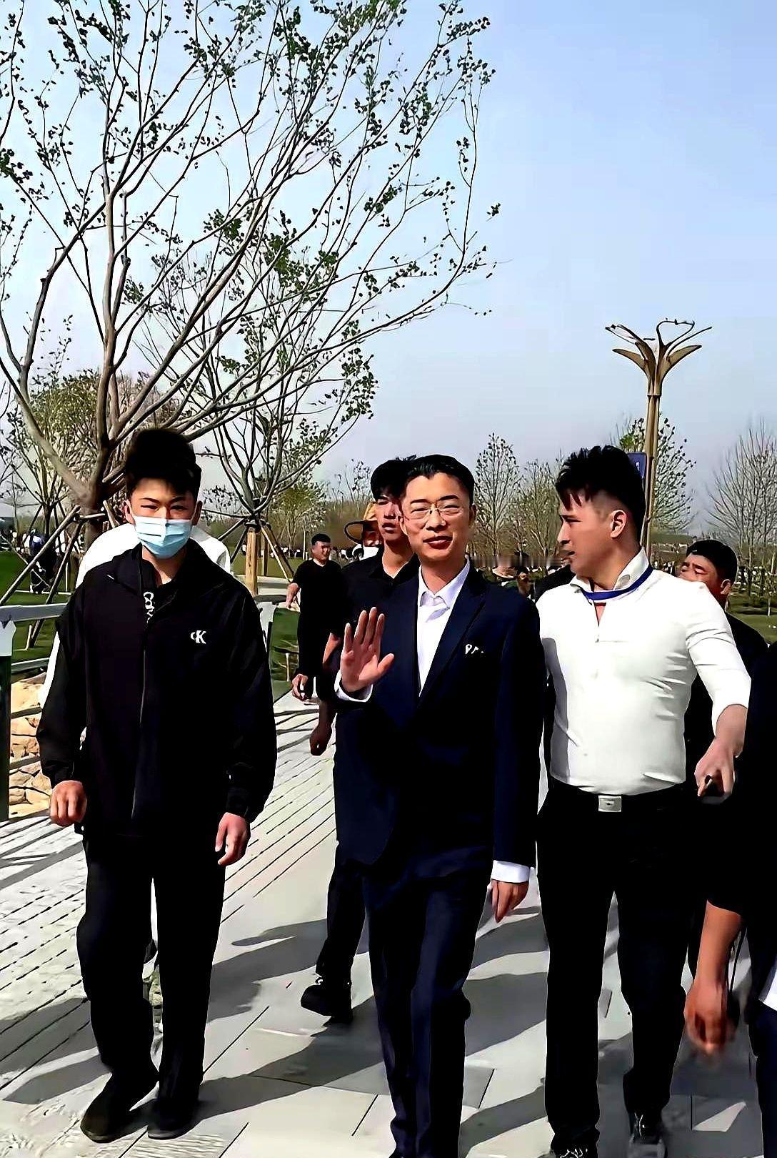 郭有才真“糊”了吗？
看完他注册公司的时间，我才懂了啥叫人间清醒！
😳
这几天