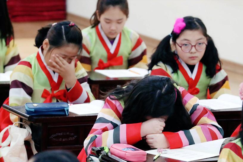 太吓人了！韩国中小学生几乎都“不会读课文”了，而罪魁祸首人人都熟悉。
 
据说韩