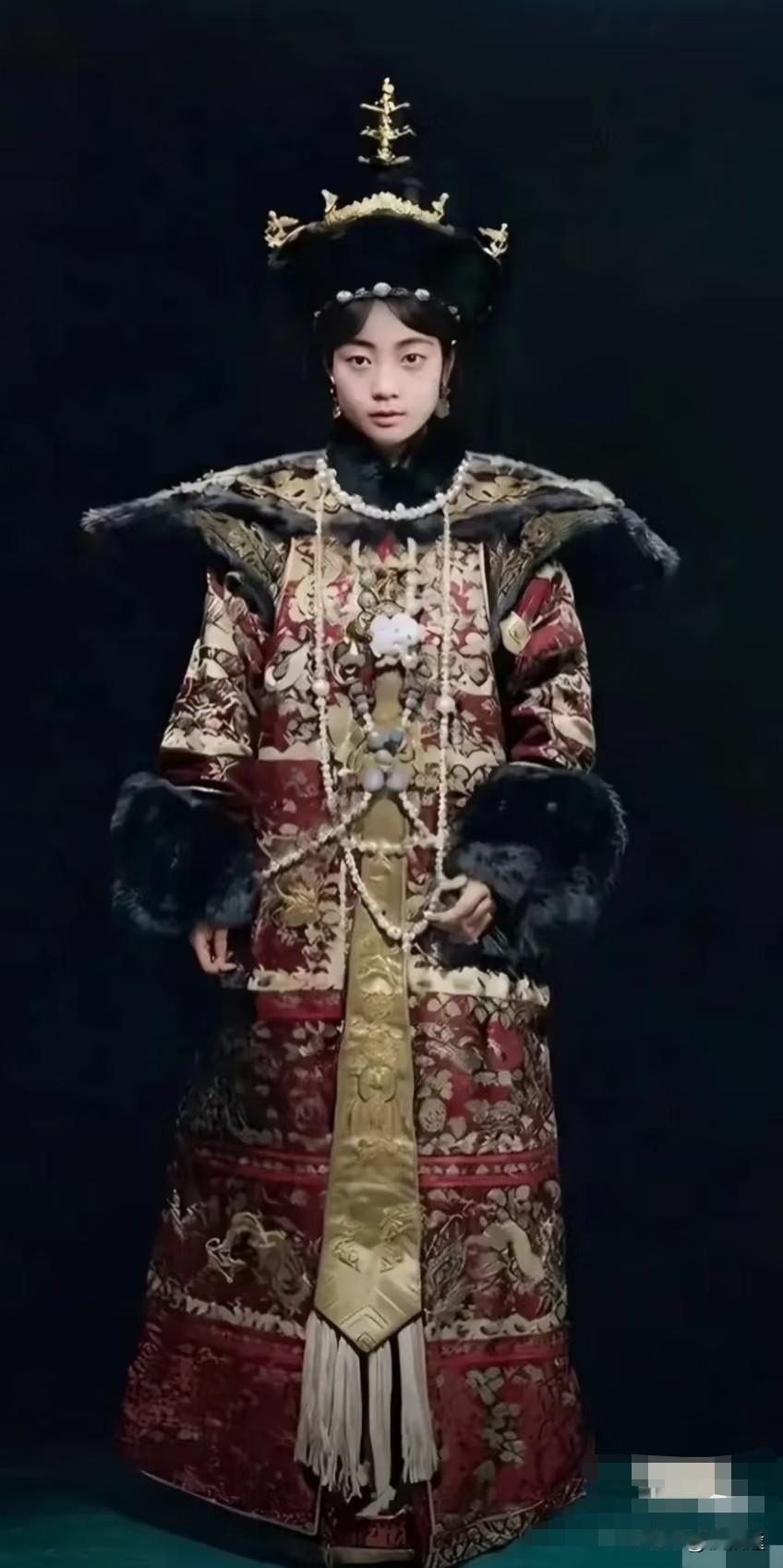 看到1922年末代皇后婉容的罕见绝版彩色老照片，真的被惊艳到了。照片里的婉容，穿