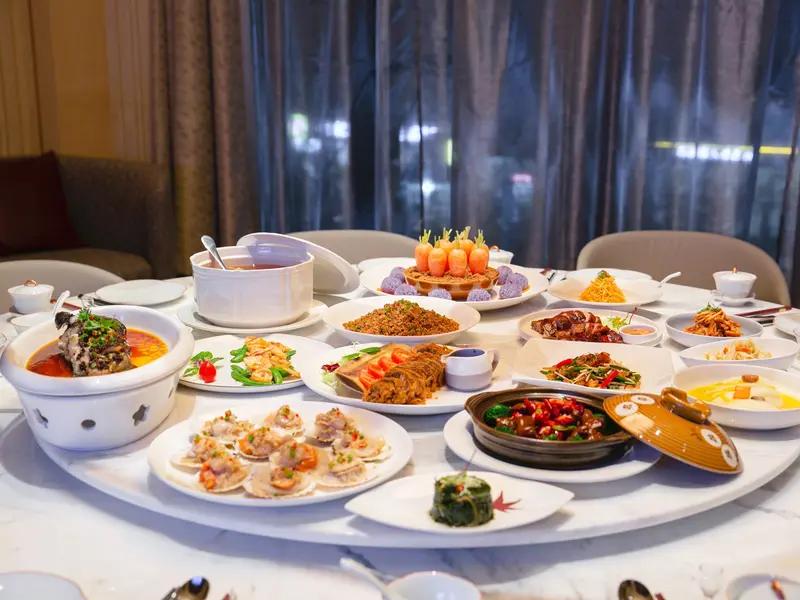 一日三餐里，最该少吃的是晚餐。很多人白天忙，晚上就想着好好吃一顿犒劳自己，火锅、