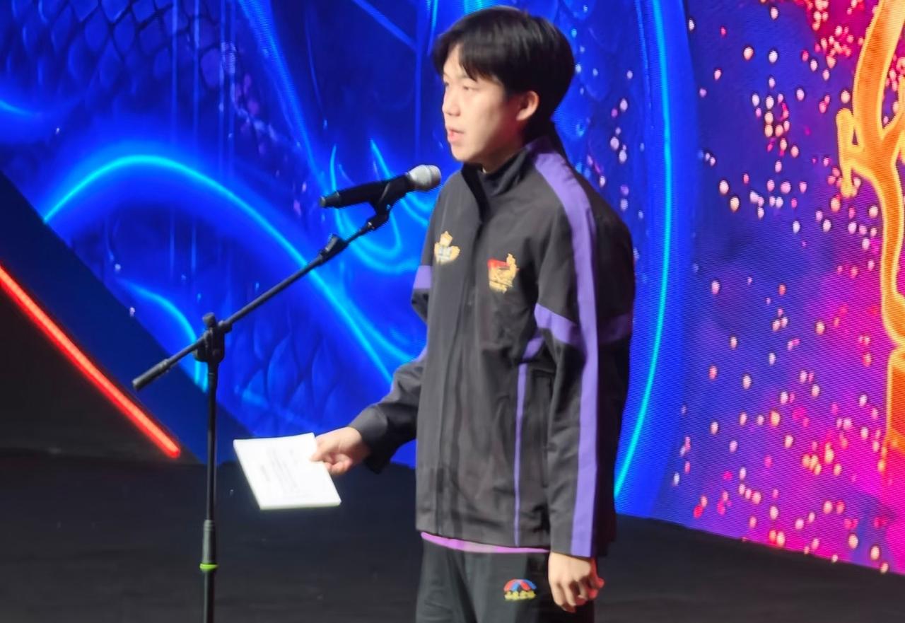 球迷不淡定了

王楚钦不仅参加了乒超总决赛

还上台去做宣誓人，球迷看见王楚钦，