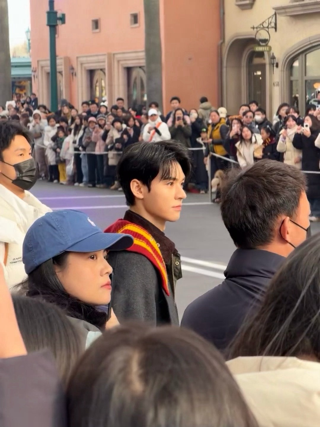 北京环球影城偶遇龚俊人群中帅的好突出，一眼就看到