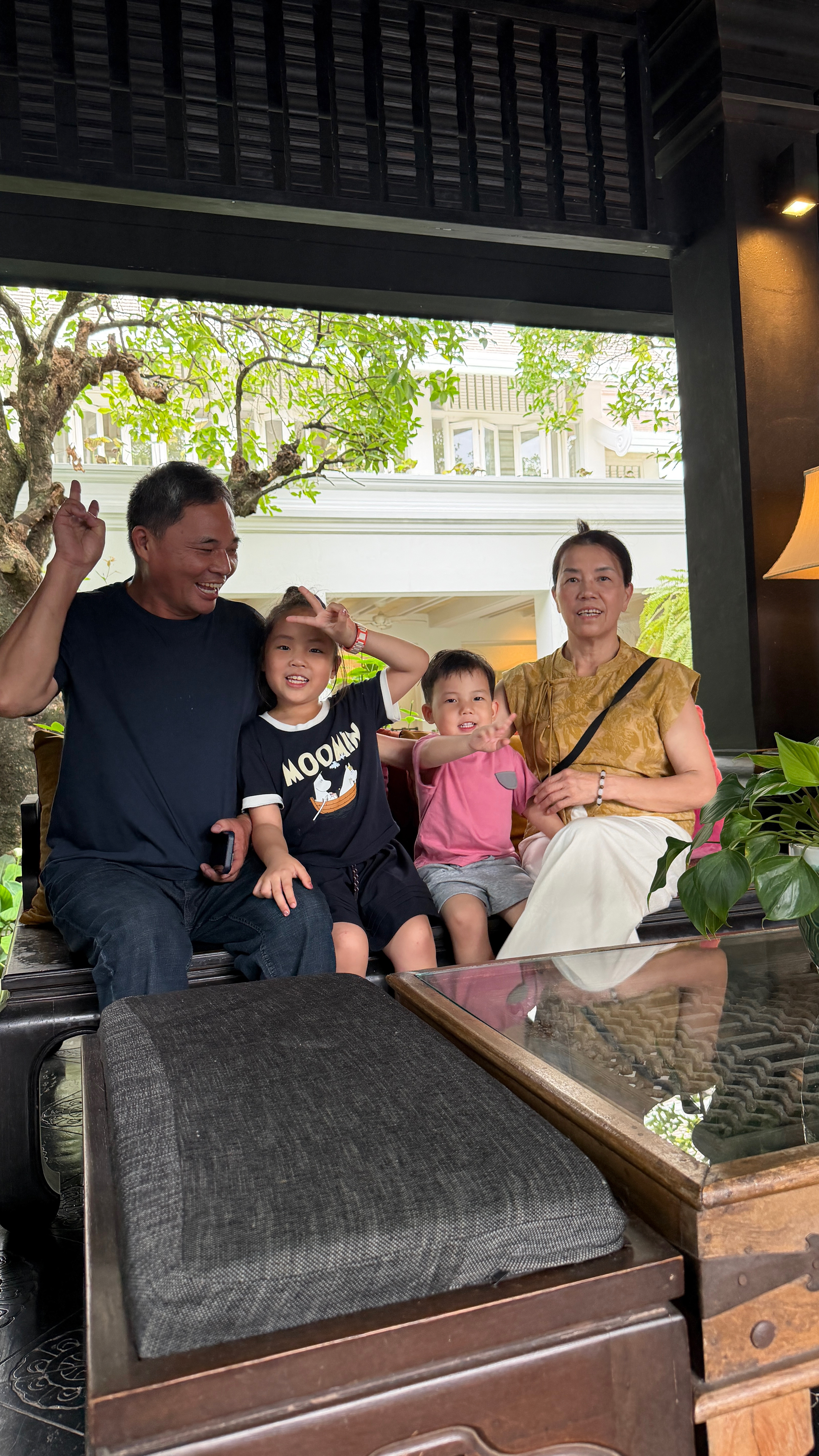 除了阿琛这套衣服不是新的，公婆和希希都为了这次旅行买了新衣服，所以我会多晒晒照片