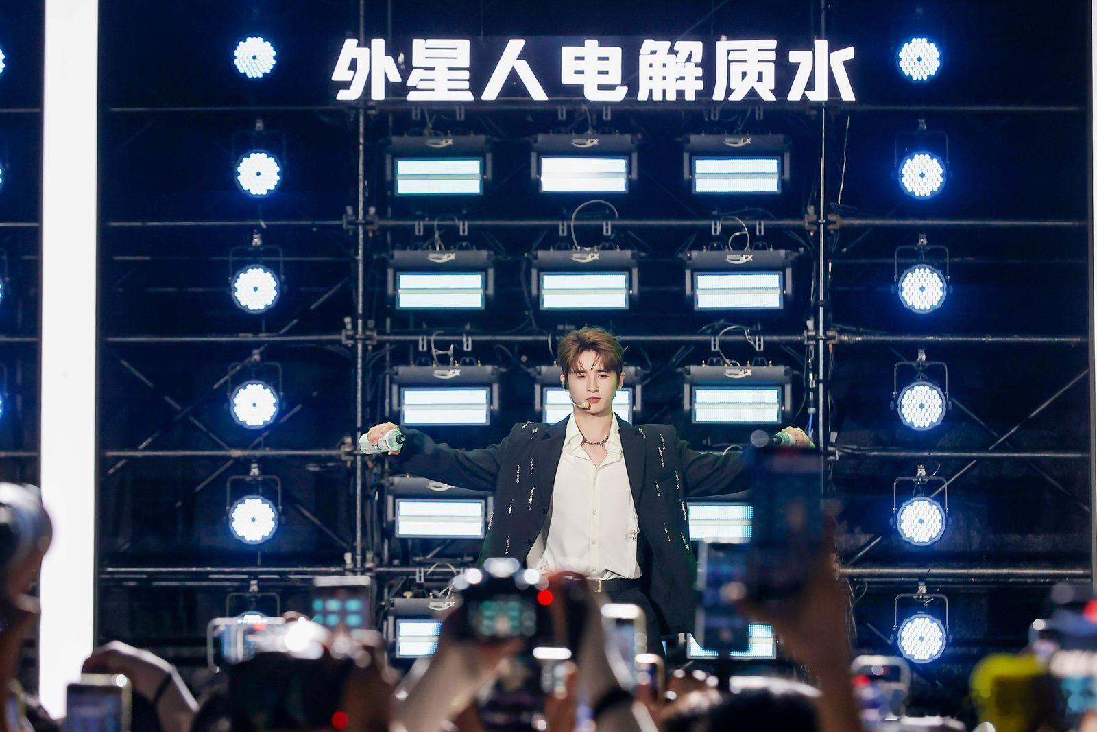 #张远年近四旬爱上和年轻人蹦迪# 老Baby的活儿也有点太……年轻点儿了吧，再怎