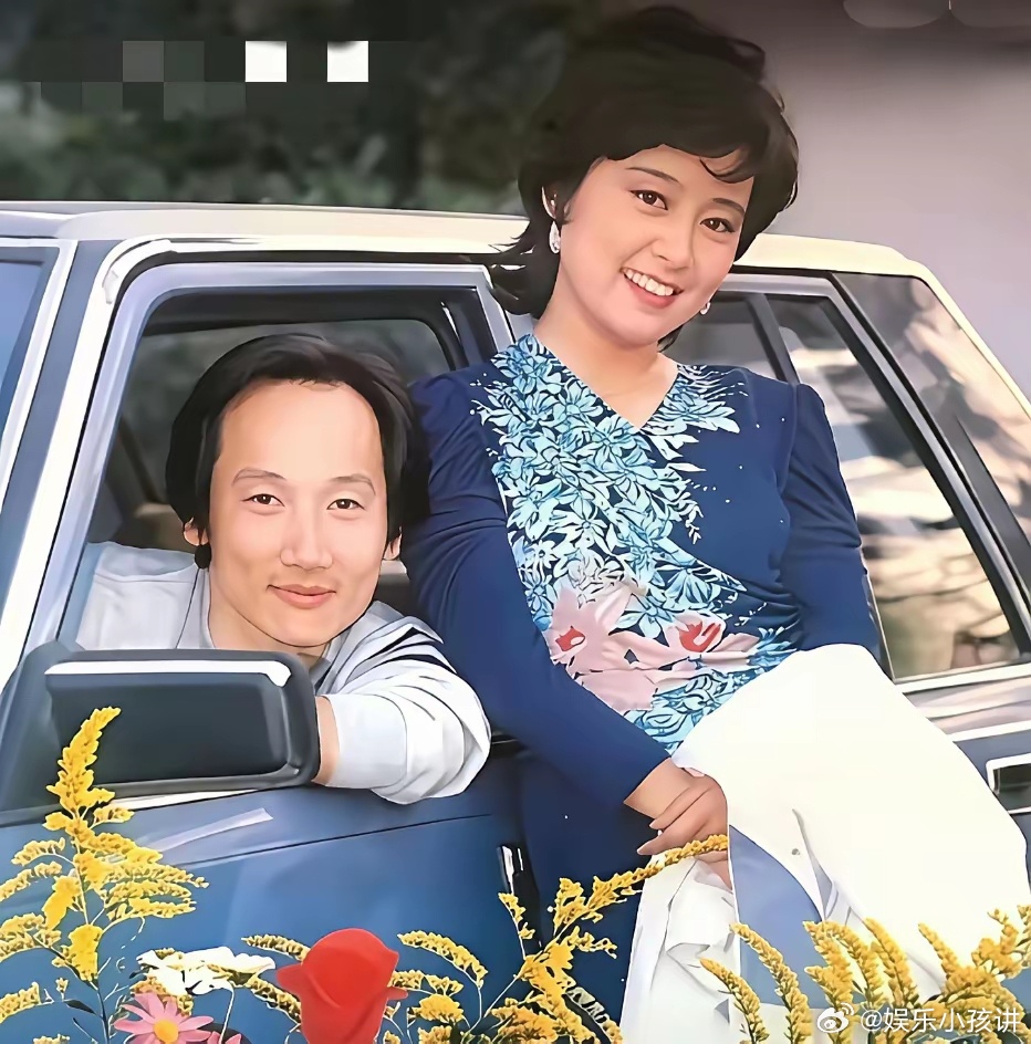 80年代，张瑜与丈夫张建亚在桑塔纳轿车旁的一张留影，张建亚是一名导演。 