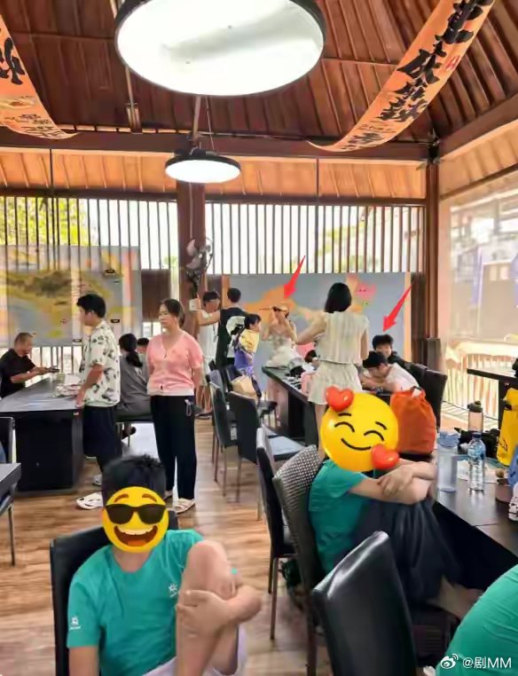 黄圣依带安迪安麟巴厘岛潜水黄圣依的巴厘岛假期过得真充实，不是自己玩而是带着两个儿
