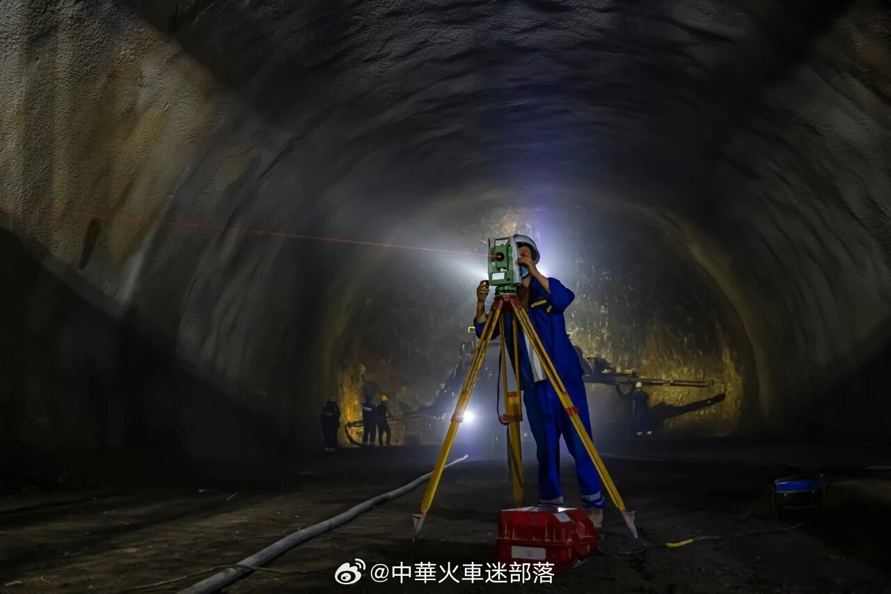高铁头条【渝昆高铁昭通隧道贯通】6月26日9时许新建重庆至昆明高速铁路（以下简称