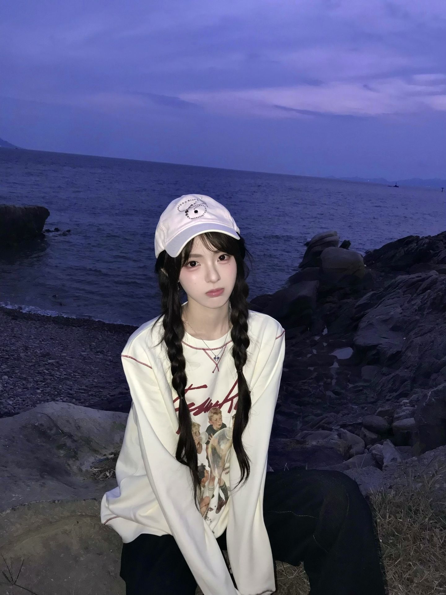 她留着长头发搭配着迷人脸颊