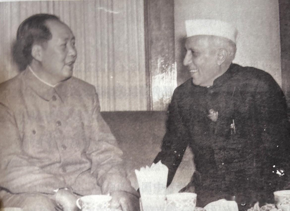 1954年10月，印度总理尼赫鲁访华期间，毛泽东主席在北京新侨饭店举行的招待会上