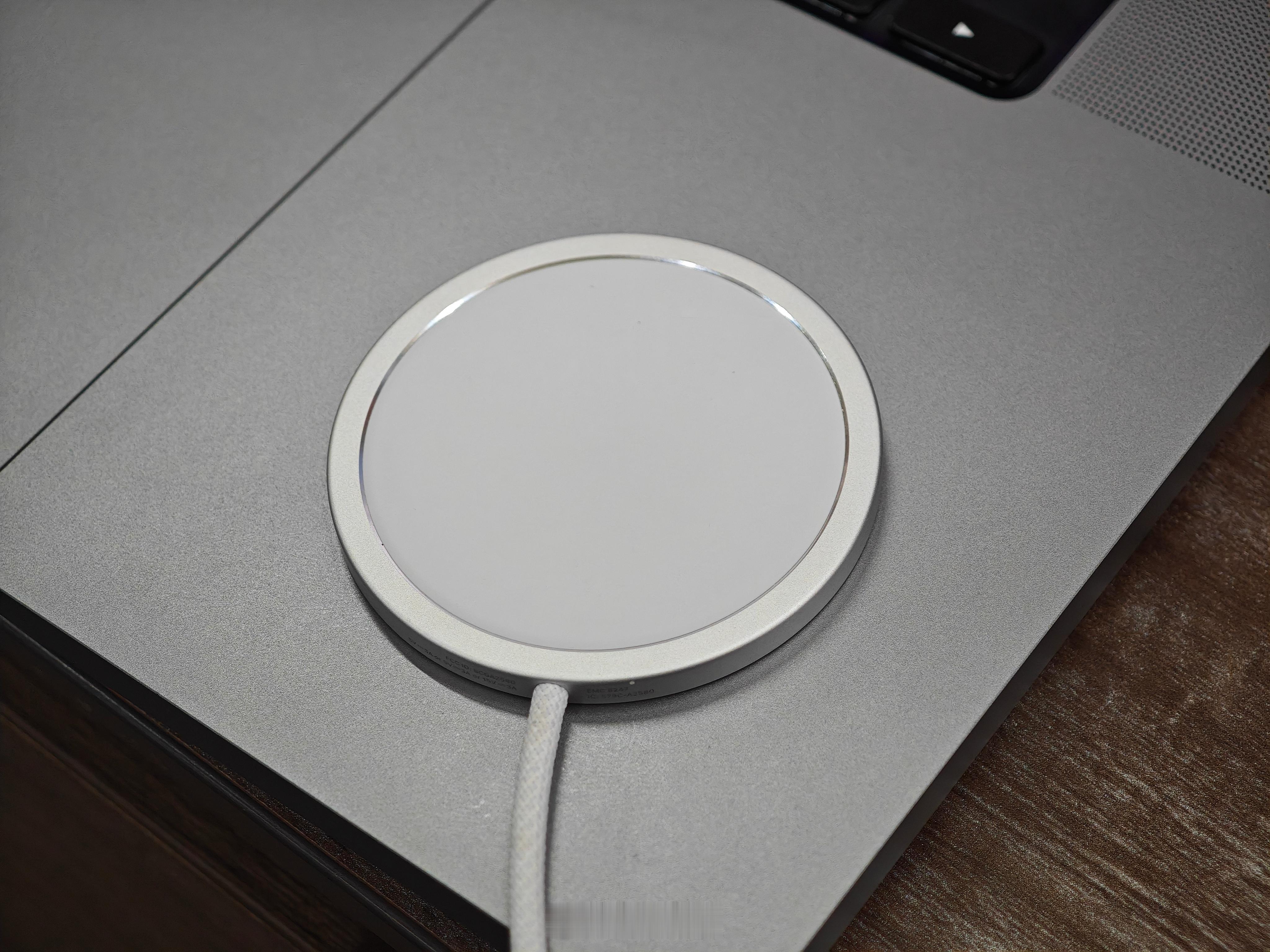 国行16 Pro Max搭配港版新款Magsafe，真的能触发25瓦无线快充[污