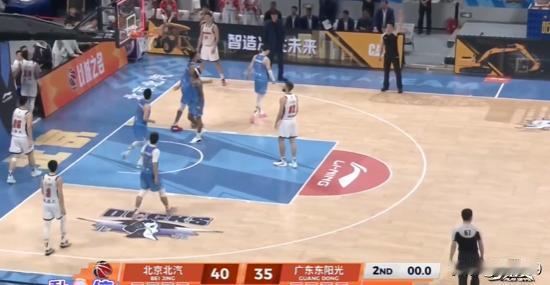 半场逆转！北京北汽半场40-35领先广东，周琦10分制霸内线
 
北京时间5月1