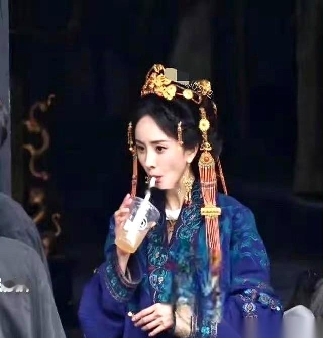 说到杨幂，很多人印象里，都是红毯上的高定礼服，或是杂志封面的精致妆容。
但前阵子