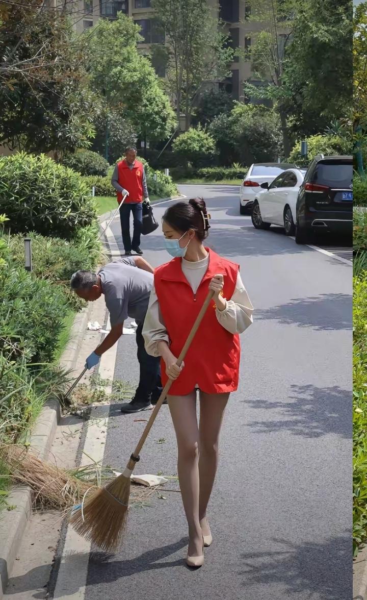 刚刚在小区看到几个穿红马甲的在清扫路面！不知道他们是哪个部门的，应该不是清洁工！