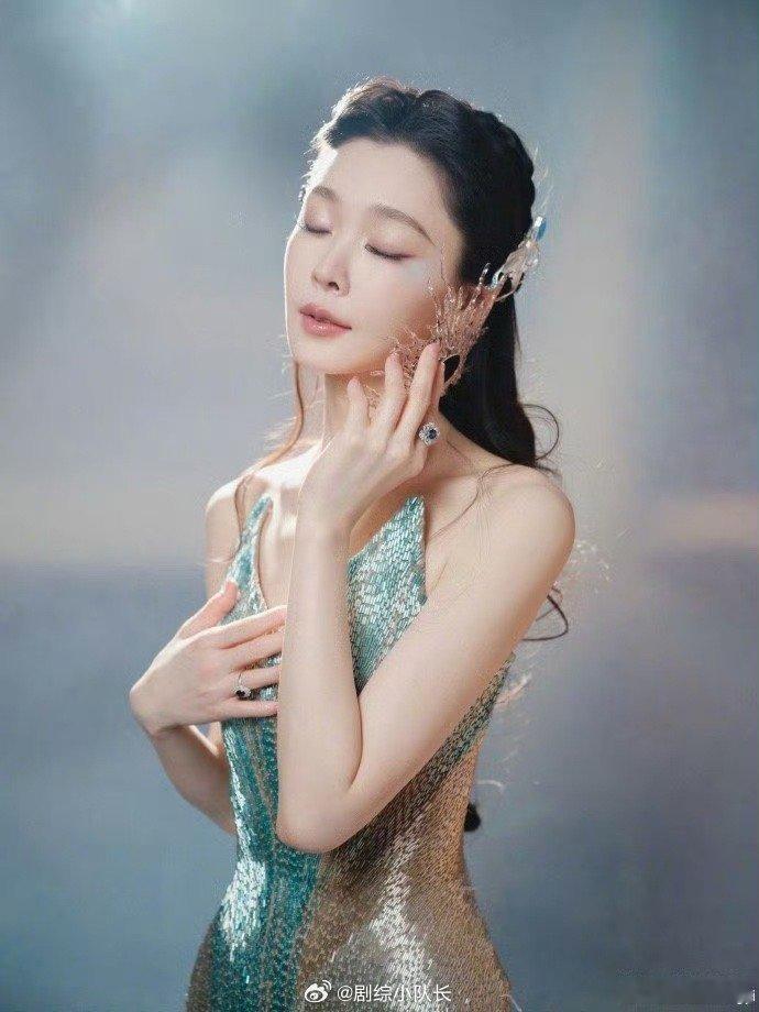 宋轶裙摆叠了几万层 当宋轶穿上这条裙子，你就看到了深海与星空的交界处。鎏金是坠入