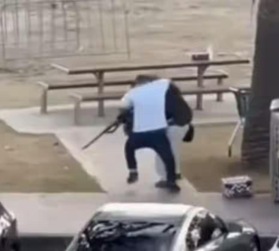 悉尼血色黄昏：枪手挥手清场精准猎杀，水果店主空手夺枪引爆全球泪点与争议！

那个