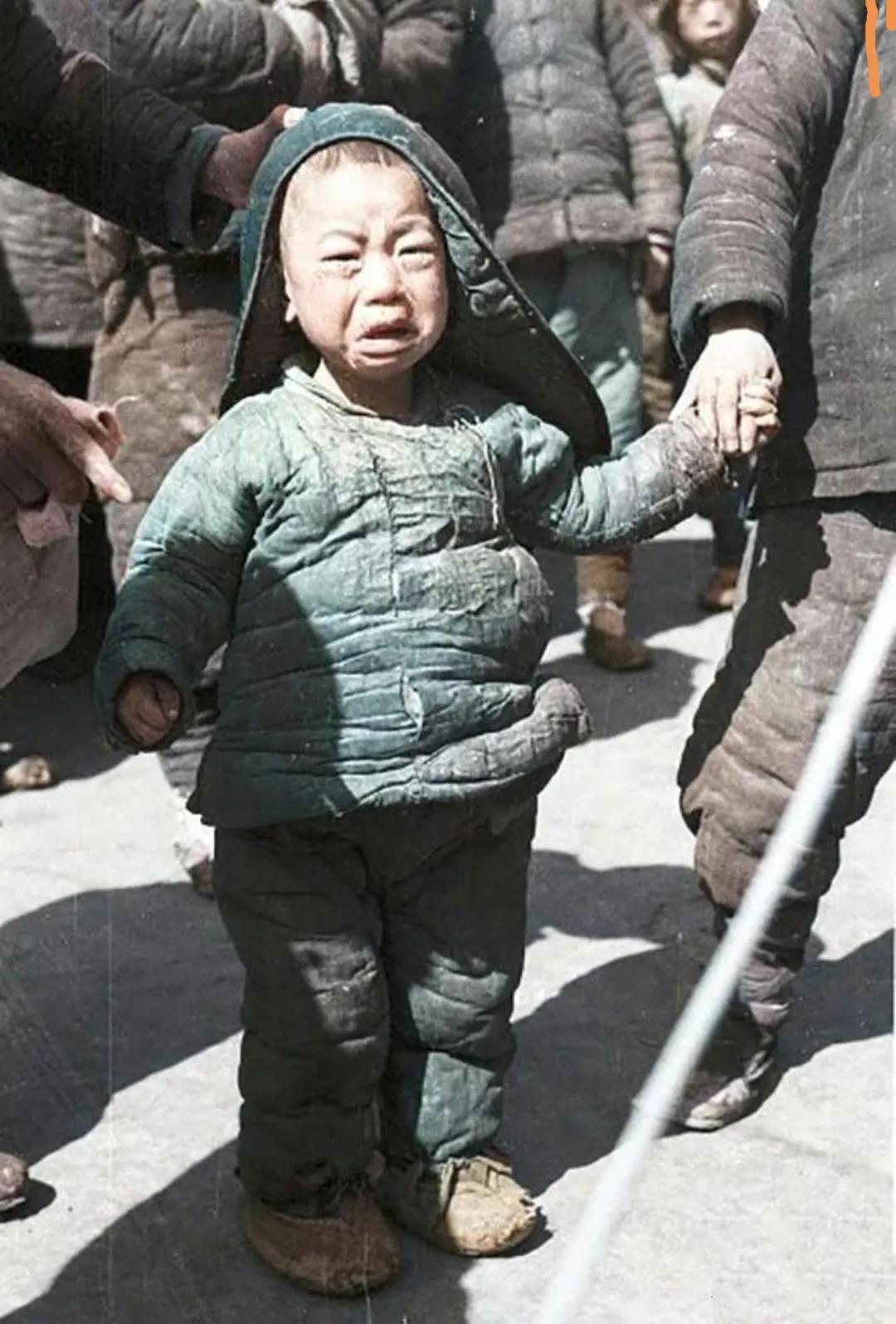 1942河南大饥荒期间，一名饥饿的儿童，面对镜头嚎啕大哭，照片中的他穿着破烂的棉