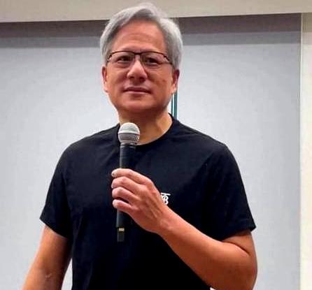 别被黄仁勋那句“中美AI差距只有几纳秒”给捧杀了
 

这哪里是科技预言，分明是