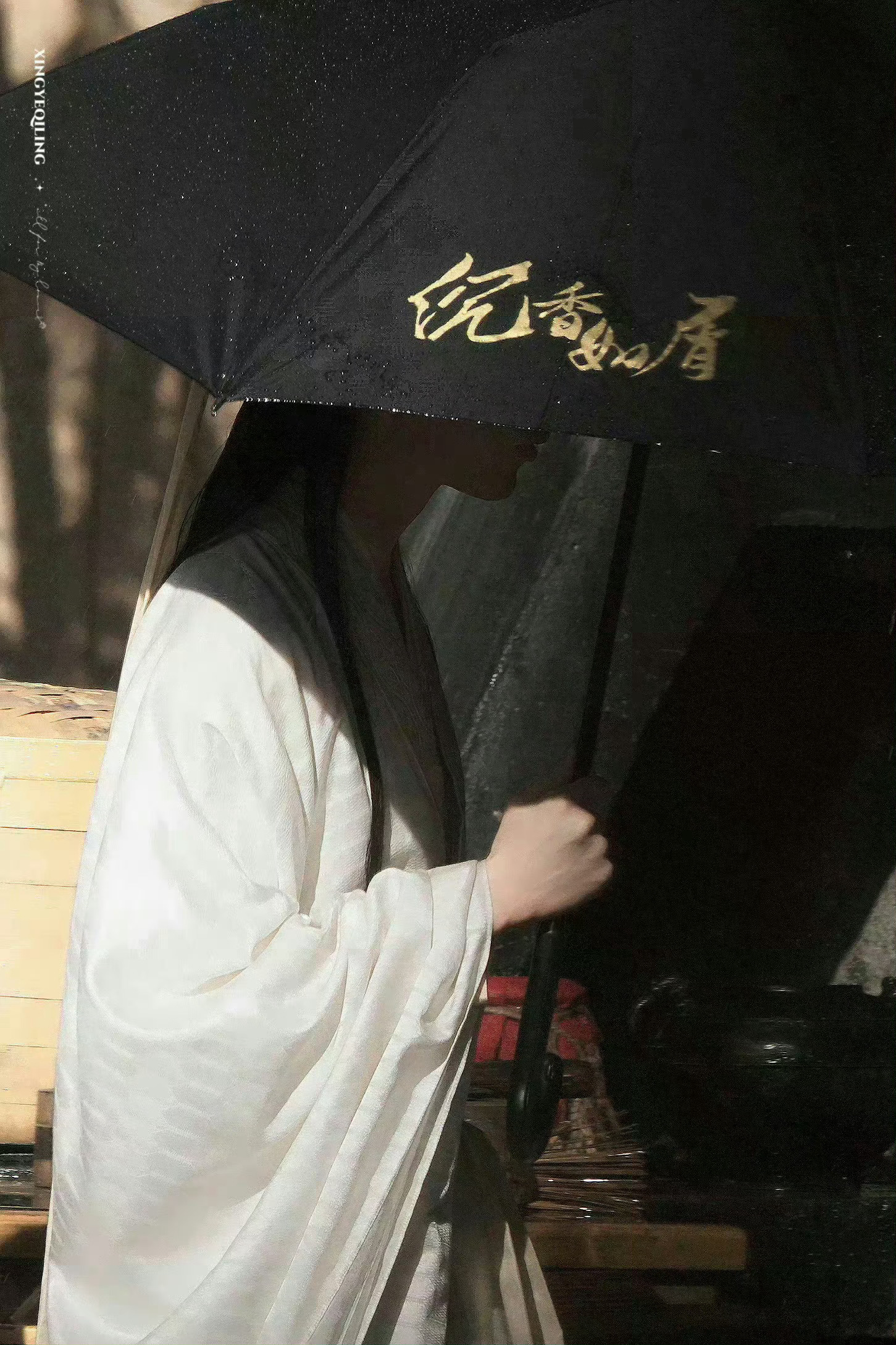 成毅又在用腰带撑伞 成毅撑伞是一个形容词氛围感即刻肆意漫出… 