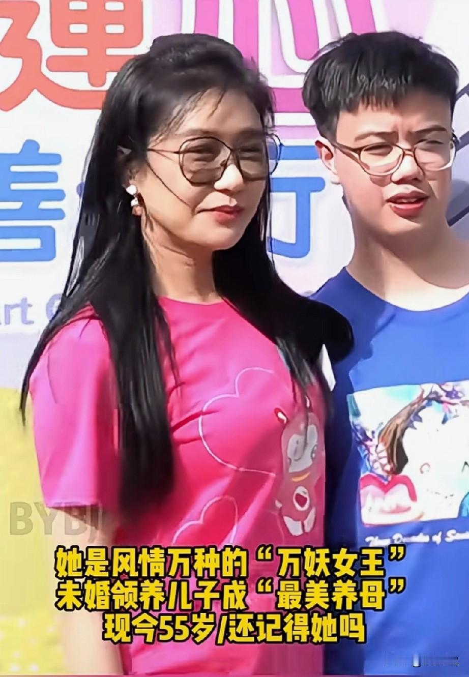 她是一代性感女神，是风情万种的万妖女王，曾惨遭未婚夫暴打，未婚领养儿子成最美养母