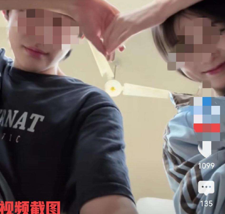 有一对情侣上课偷偷牵手。

只在她们的快乐里体会她们的幸福味道，她们相互的嬉笑，