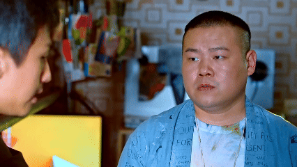 岳云鹏怎么演上悬疑剧了谁能想到岳云鹏跨界冲进悬疑剧，自带喜剧亲切感，却演起悬疑角