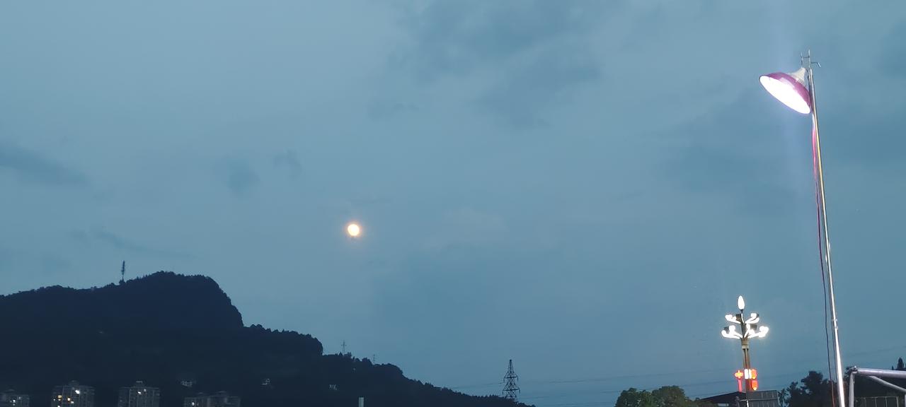 这么亮的天，月亮却这么亮，红如残阳如血，天降异象。