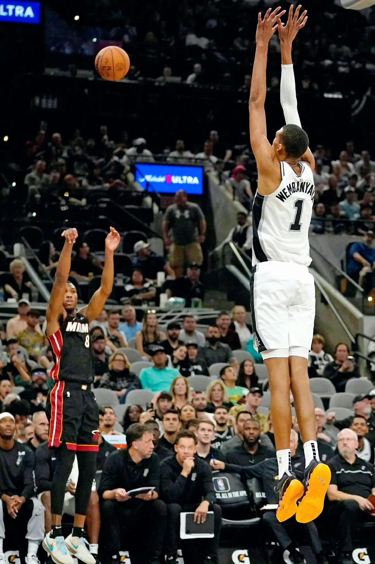 从季前赛的表现来看，NBA现役有资格单换文班亚马的球员仅有以下三位：

1、雄鹿