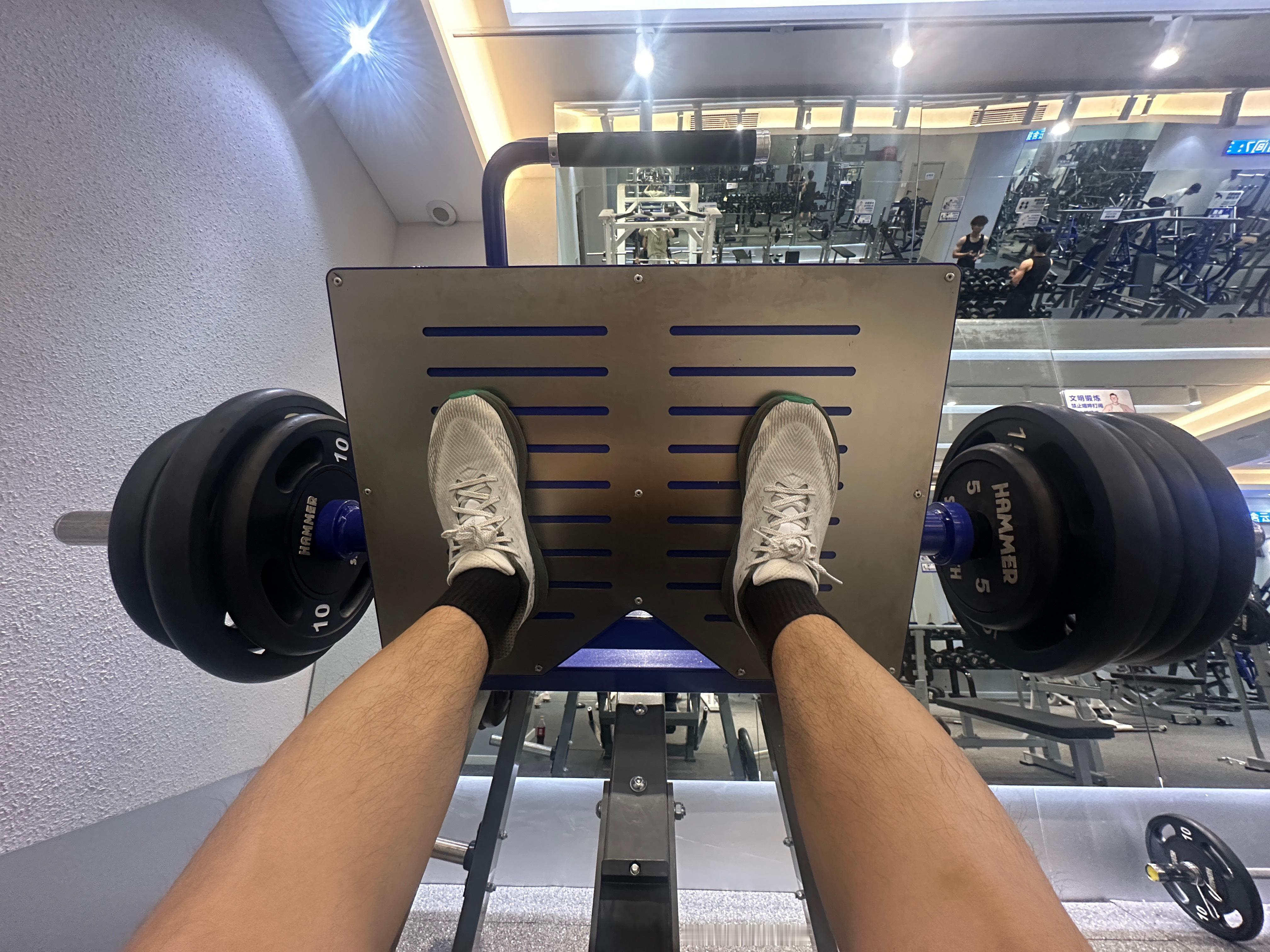 中午吃的披萨那么得练腿消耗消耗 