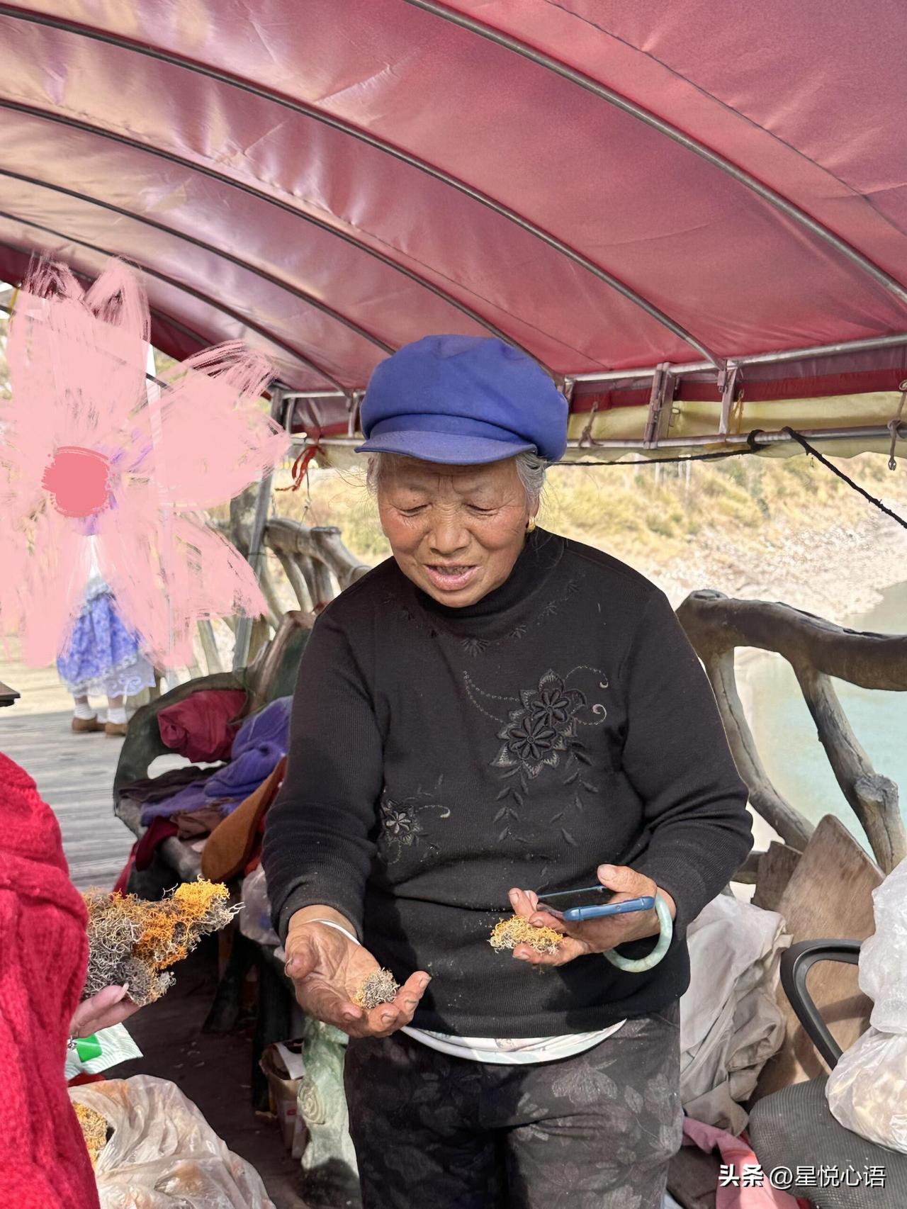 去香格里拉虎跳峡的朋友
一定要看看这位老奶奶
就在虎跳峡镇金沙江边上
奶奶摆着个