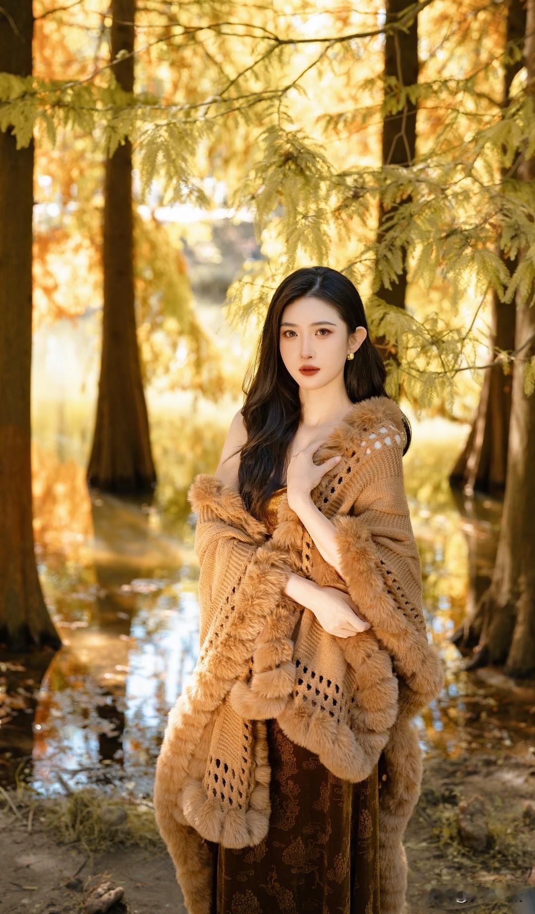 秋日森林中的温柔女子，暖阳洒落，如梦如幻。