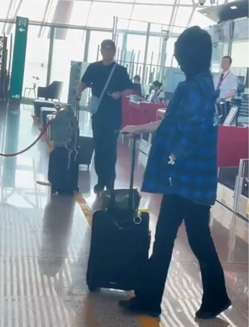 46岁汤唯去香港待产二胎，肚大如箩依然走路带风，剪短发清爽利落 
