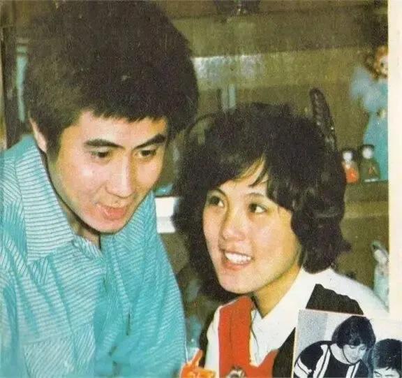 曾经的“神仙眷侣”郭凯敏和张芝华，1980年因电影《好事多磨》而结缘。经过五年的
