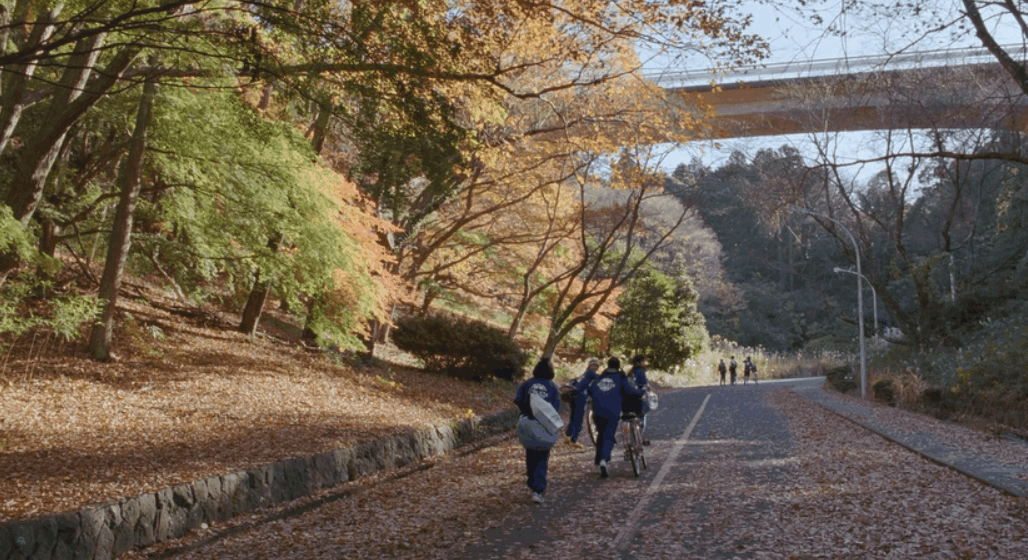 后来才明白，要过上简单、安逸、自由的生活，前提依然是得赚到足够令你安心的钱。这个