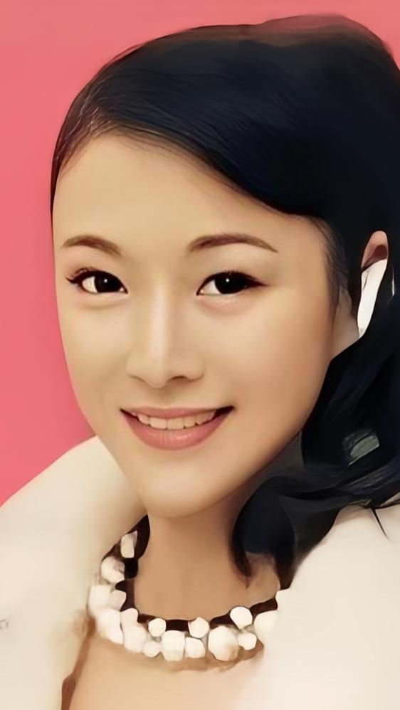 唐莉，1983年生于北京，是演员唐国强与前妻孙涛的女儿。7岁时母亲离世，她早年在