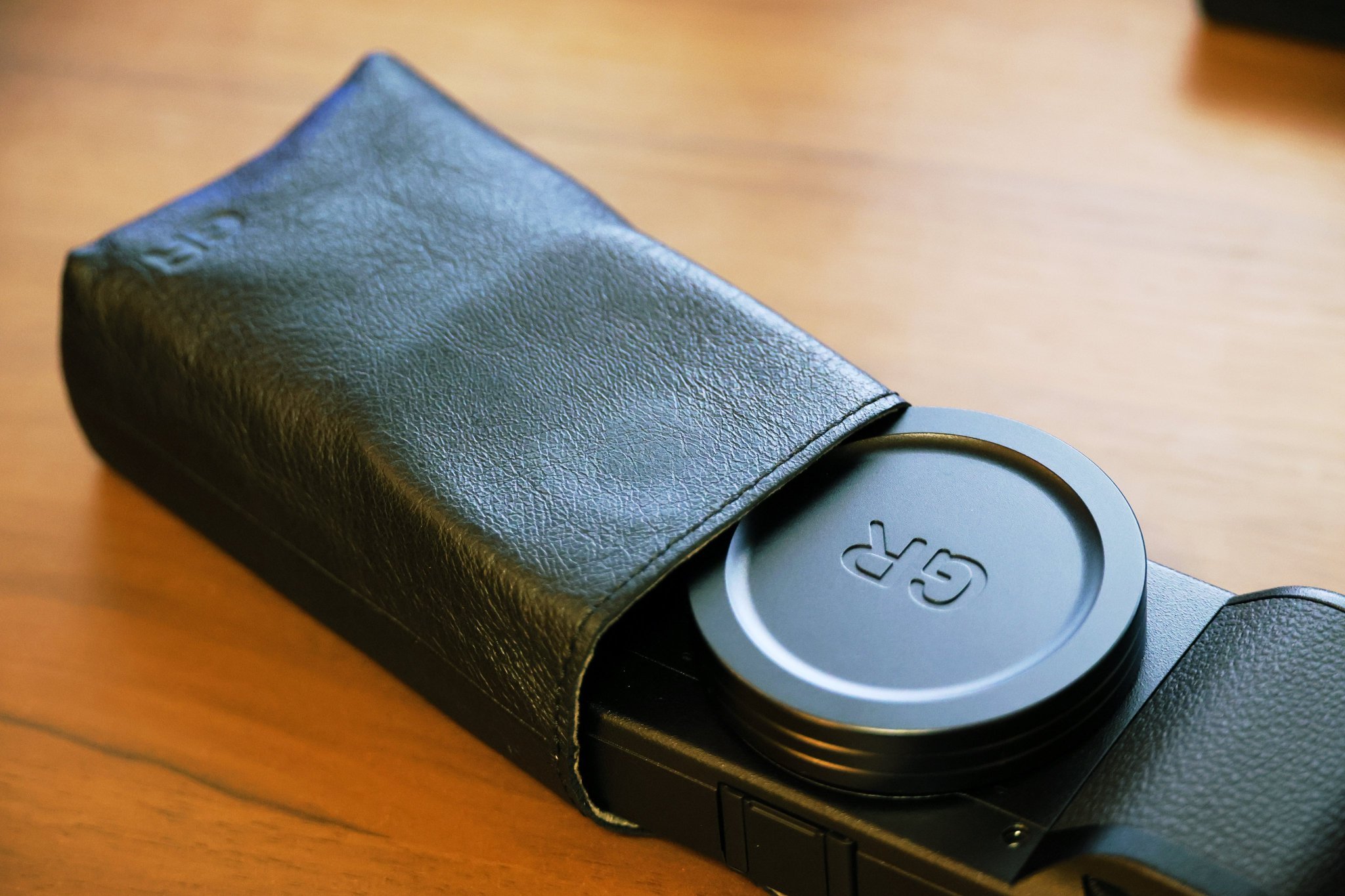 芯片短缺，商家饥饿营销炒作，造成多款相机价格暴涨，而涨价的都为网红机，专业的全画