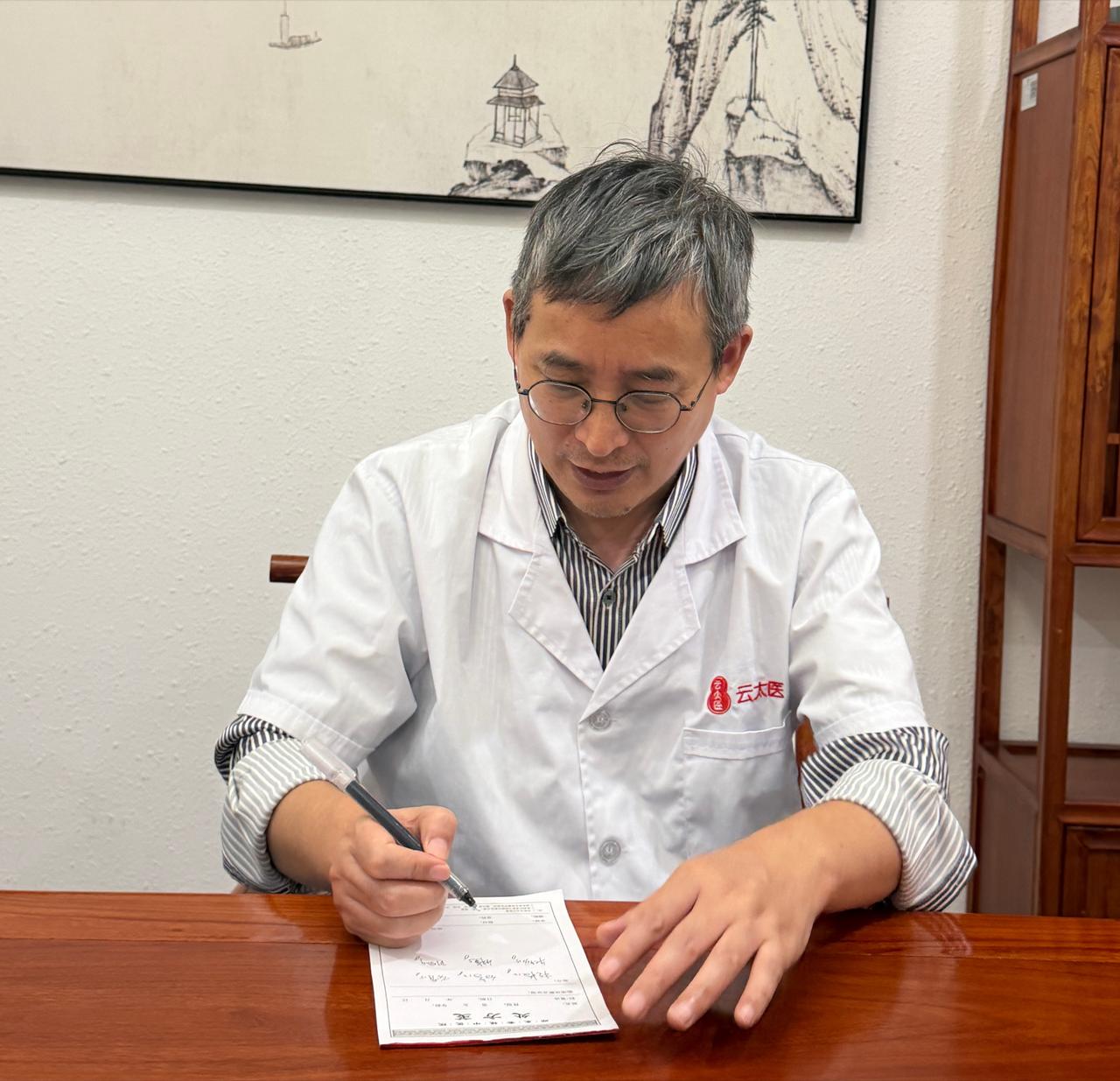 治耳鸣脑鸣的两张效方，我临床用了三十年，很少失手
大家好，我是陈玉龙教授，行医三