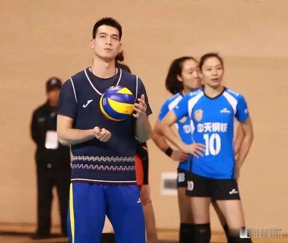 这份国家女排名单，主教练是袁志，李童是教练，这份名单是郎平的胜利。中国U16少年