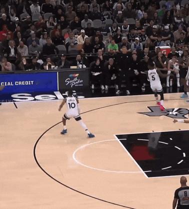 这个光头小子到底打几号位的，怎么这么厉害！控球技术丝毫不输后卫，能投三分能打内线