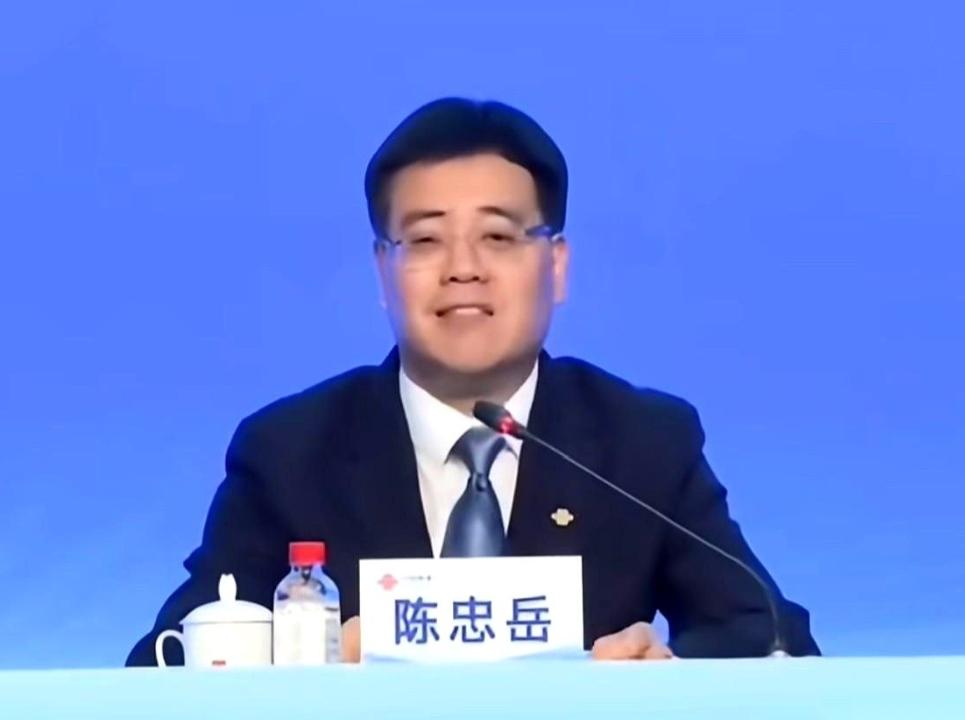 看到个新闻，直接笑出声！
移动的新董事长，是从联通调过去的，再往前一扒，好家伙，