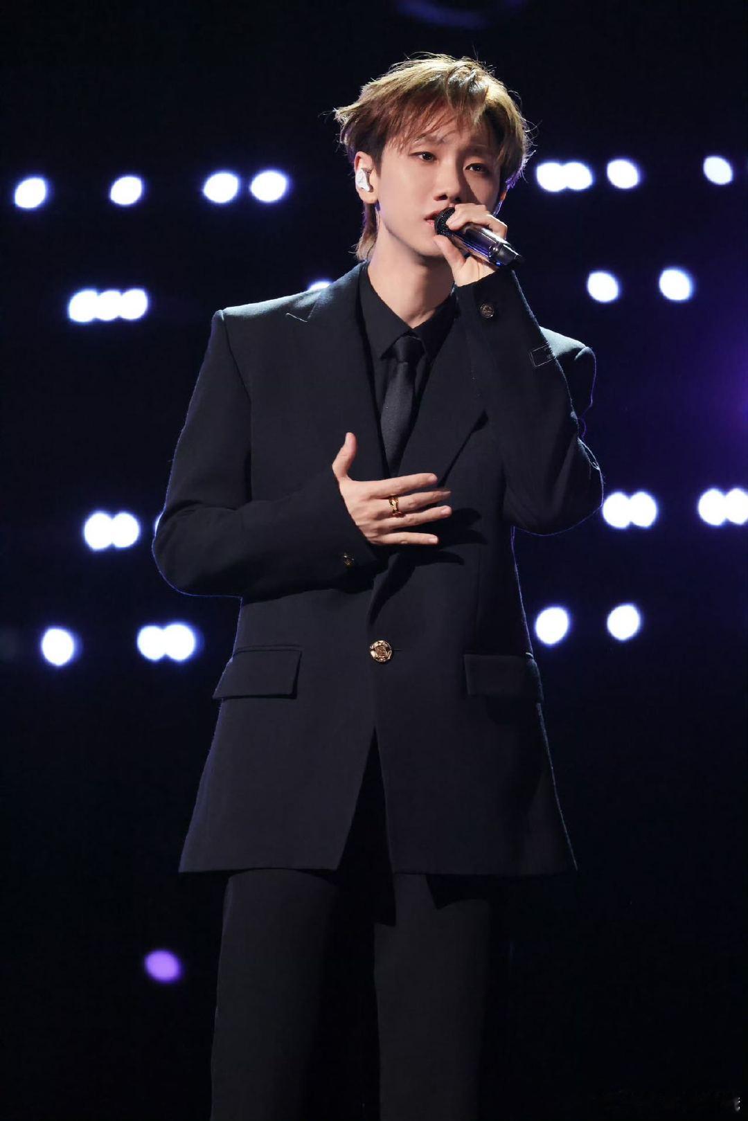 今年的演唱会就看到这里 荧光棒收进抽屉，耳返里循环的歌还没停。盘点蛇年看过的li