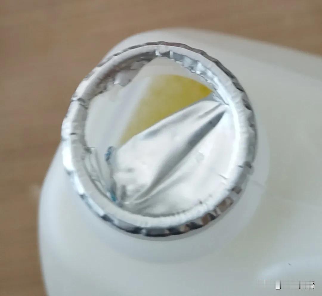 老公不爱说话，但他脑子聪明啊。你看人家不吱一声，买回家一大桶除油剂，我一看就明白