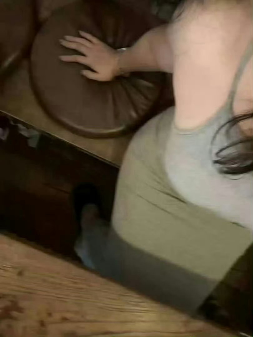 好想哭啊，想到之前和他出去玩，酒店的人来接我们也是坐这样的车，但是再也没机会了吧