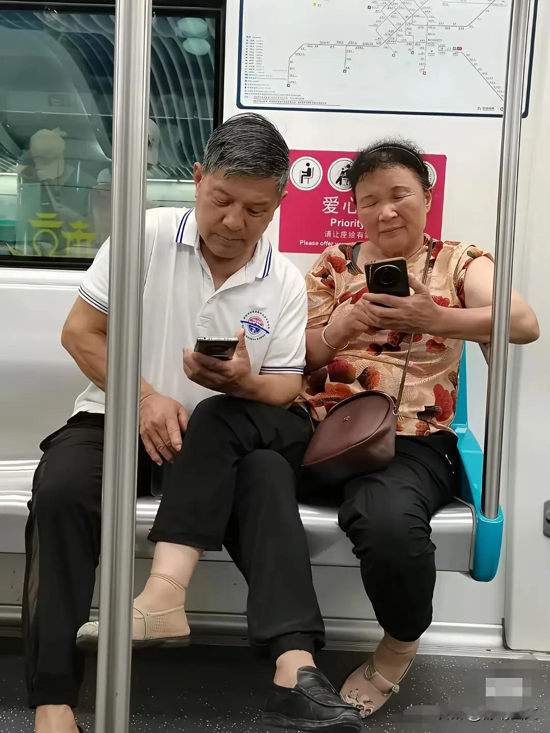 大爷和大妈看得出来感情很好
看看大妈还把腿搭在大爷腿上
这波狗粮让我这个单身狗中